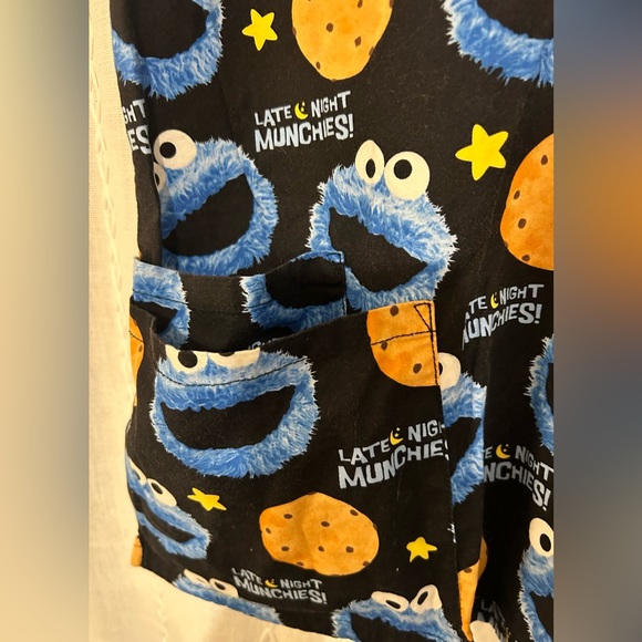 Sesame Street Cookie Monster scrub top. Sz L “Late Night Munchies!” - Picture 5 of 6